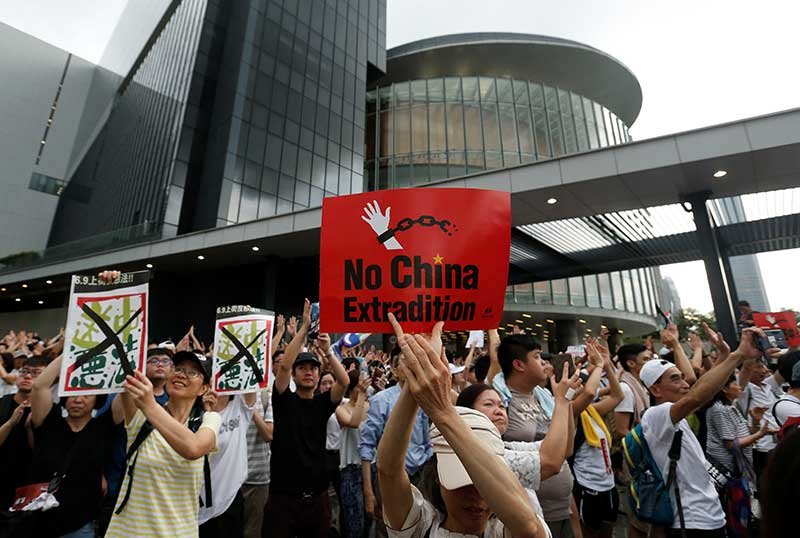 2019-06-11T010036Z_2_LYNXNPEF591WB_RTROPTP_4_HONGKONG-EXTRADITION.JPG