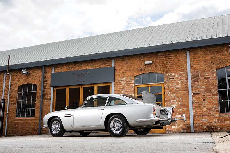 2019-06-12T235249Z_1_LYNXNPEF5B2CS_RTROPTP_4_FILM-JAMES-BOND-AUCTION.JPG