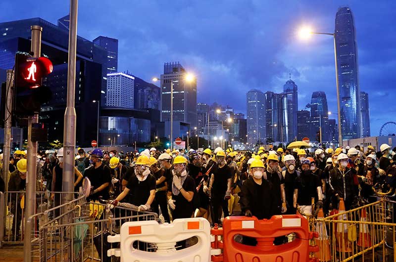 2019-06-30T225843Z_1_LYNXNPEF5T12X_RTROPTP_4_HONGKONG-EXTRADITION.JPG