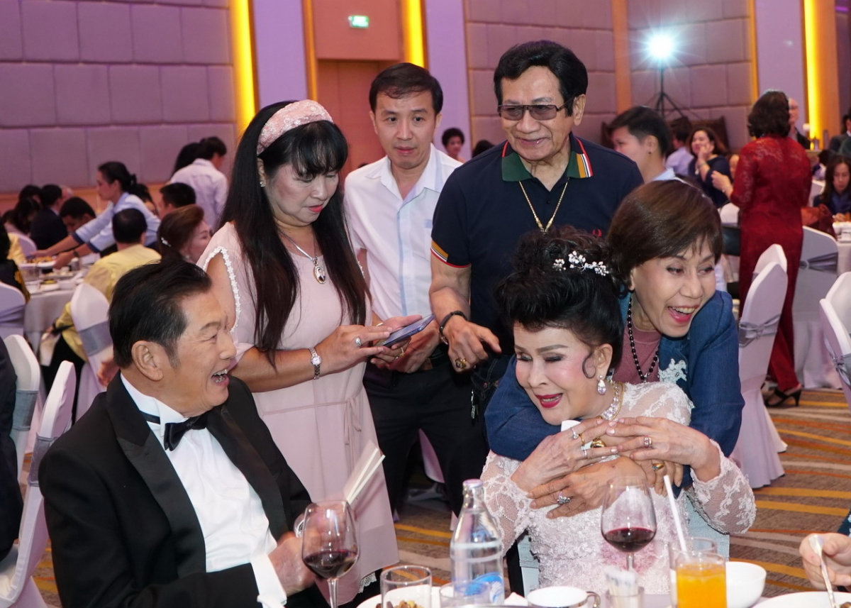เพื่อนพี่น้องในวงการร่วมยินดี (1).jpg