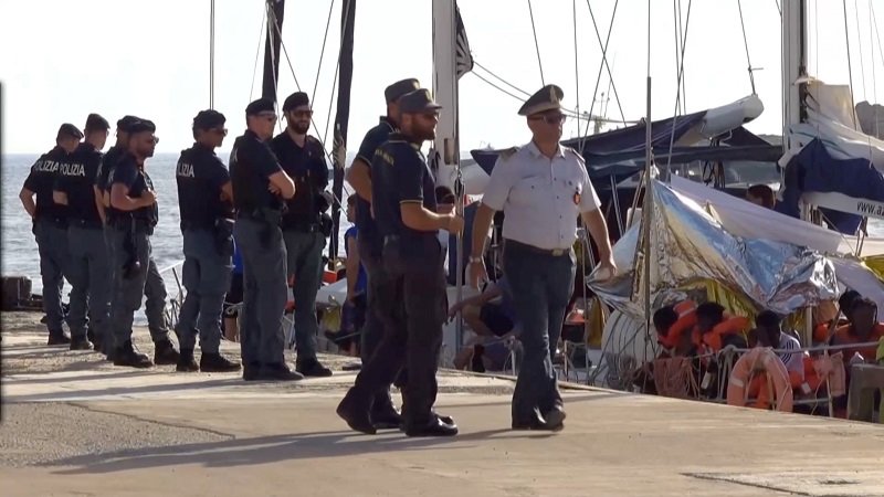 2019-07-06T170314Z_2_LYNXNPEF650FW_RTROPTP_4_EUROPE-MIGRANTS-ITALY.JPG