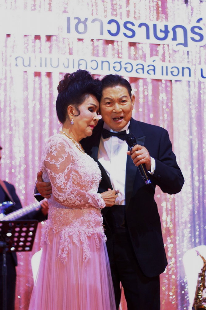 thumbnail_คุณชรินทร์ร้องเพลงหยาดเพชรเปิดตัวคุณเพชรา  (4).jpg