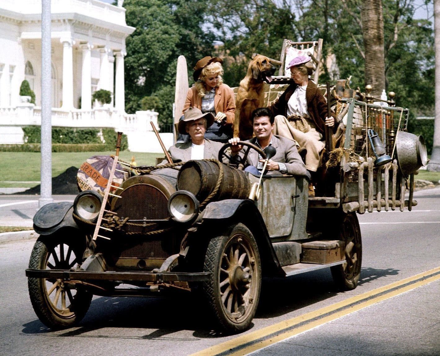 Beverly-Hillbillies-Family-in-the-car.jpg.8ba75f994ebdf6ba94b8e81d7ec5bc86.jpg