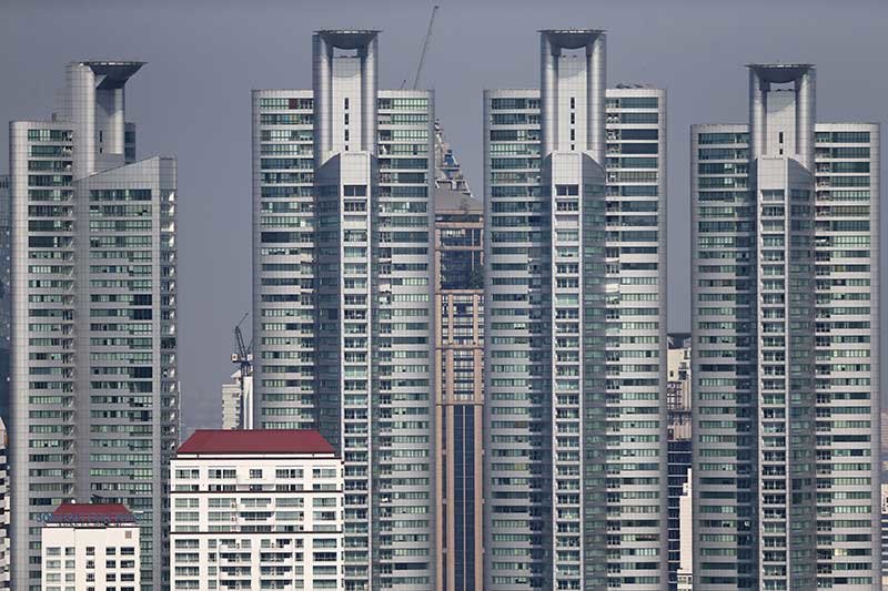 2019-08-15T154630Z_1_LYNXNPEF7E1JF_RTROPTP_4_THAILAND-ECONOMY-MORTGAGES.JPG