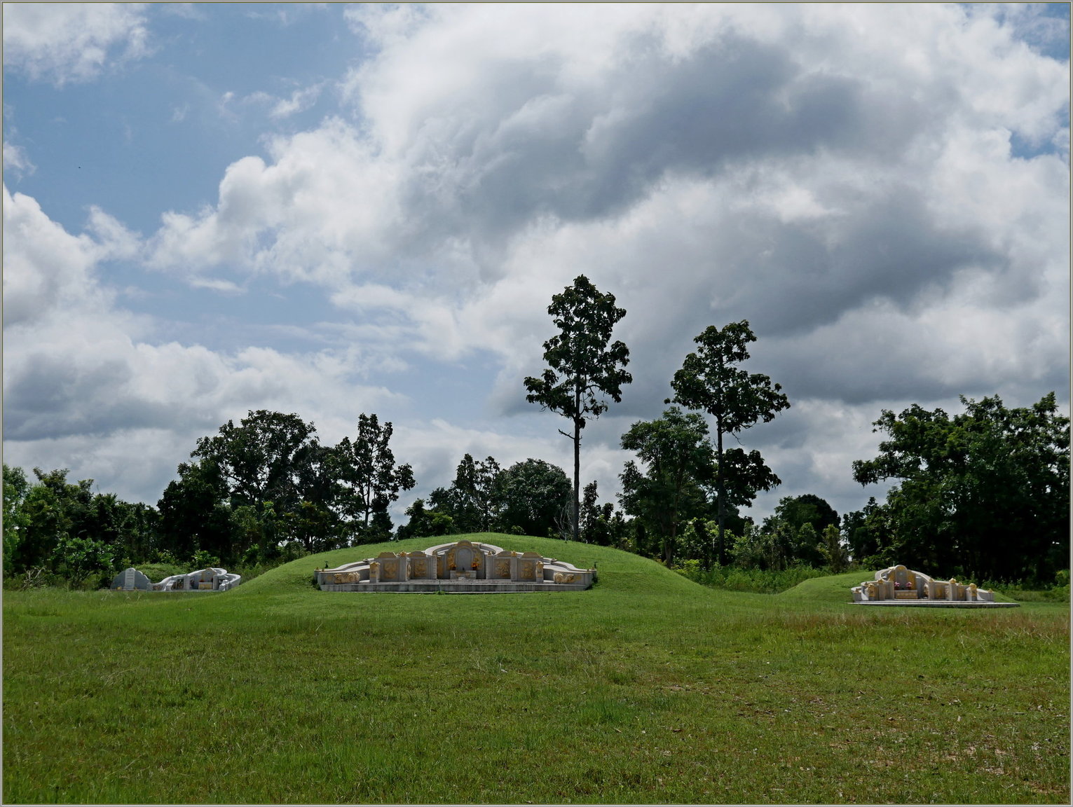 P1070998_ban_Pouey_cimetiere_chinois_viet.thumb.JPG.2393b6a6cfb471d3c1b803cfcb2b9975.JPG
