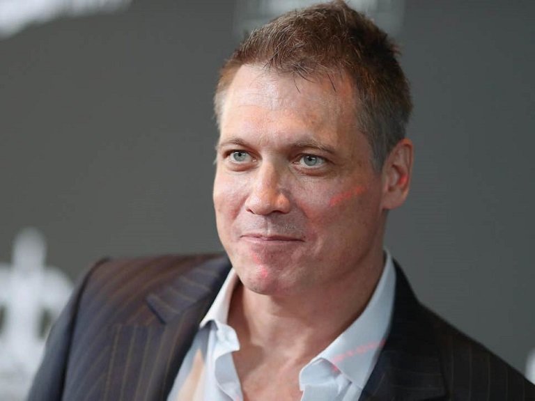 holt-mccallany.jpg