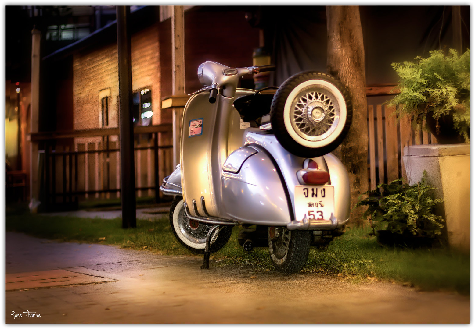 2017-11-24-vespa-on-tree-street-IMG_7902.jpg.c09a3d00062ec2a6b7ea9ecfb7e96153.jpg