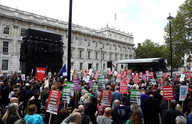 2019-09-07T154032Z_1_LYNXNPEF860PO_RTROPTP_4_BRITAIN-EU-PROTESTS.JPG