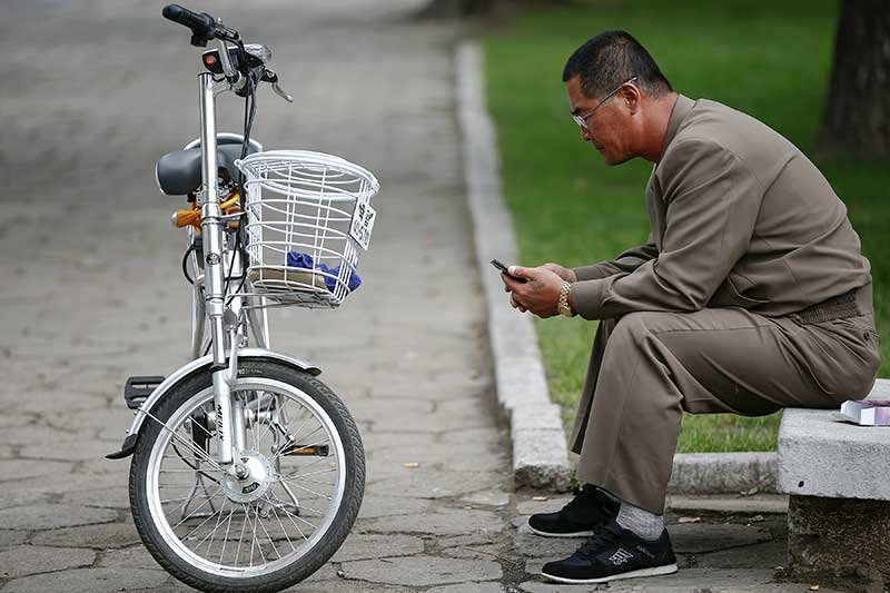 2019-09-26T010230Z_3_LYNXMPEF8P01A_RTROPTP_4_NORTHKOREA-SMARTPHONES.JPG