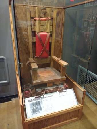 old-smoky-electric-chair.jpg.5491ba06de30d807ba34f9e4b56a7ea9.jpg