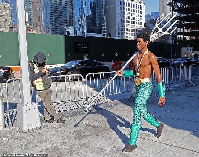 19349604-7542383-A_man_is_seen_here_heading_to_the_Javits_Center_dressed_as_Aquam-a-221_1570334788457.jpg