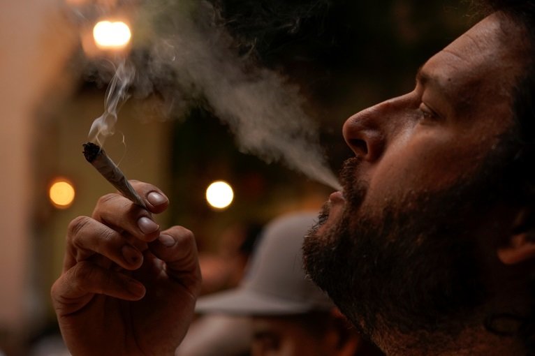 2019-10-01T213225Z_1_LYNXMPEF903IK_RTROPTP_4_CALIFORNIA-CANNABIS-CAFE.JPG
