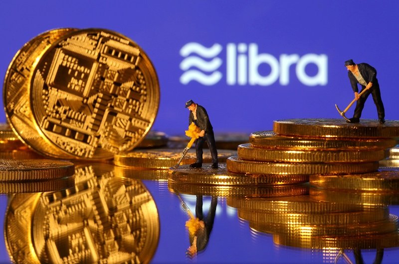 2019-10-12T001247Z_1_LYNXMPEF9B002_RTROPTP_4_FACEBOOK-CRYPTOCURRENCY-PAYPAL.JPG
