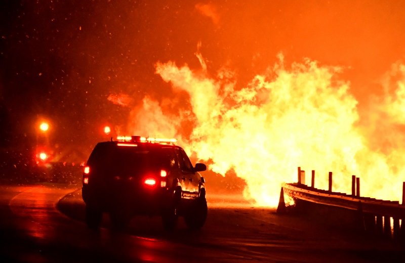2019-10-25T155949Z_1_LYNXMPEF9O1EW_RTROPTP_4_CALIFORNIA-WILDFIRE.JPG