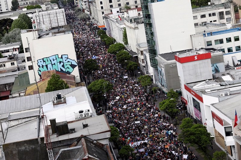 2019-10-25T224232Z_1_LYNXMPEF9O1UN_RTROPTP_4_CHILE-PROTESTS.JPG