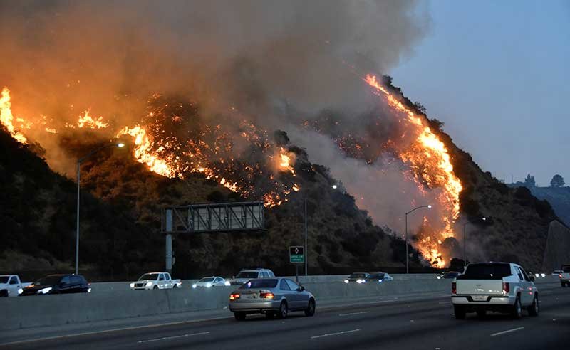2019-10-28T200748Z_1_LYNXMPEF9R1K3_RTROPTP_4_CALIFORNIA-WILDFIRE.JPG