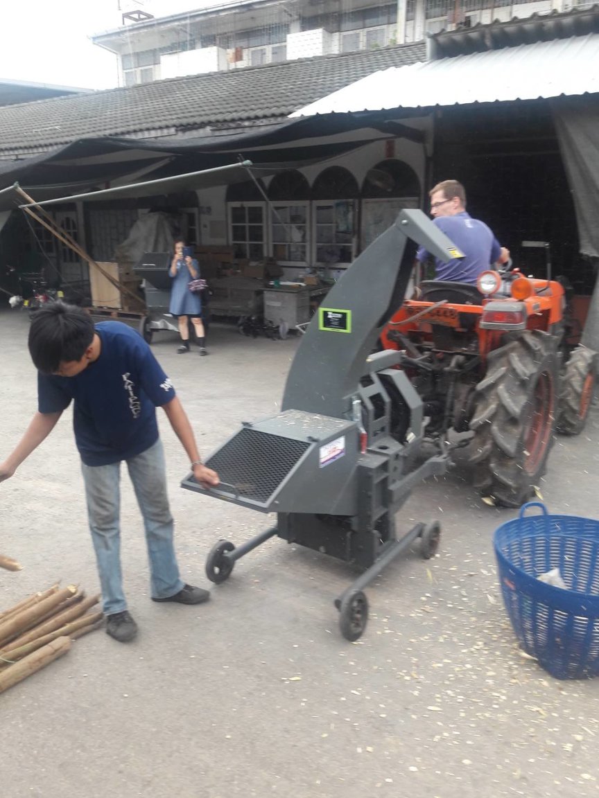 1824372071_tractorchipper.thumb.jpg.4034dfdb4300731102e4f7149f917a76.jpg