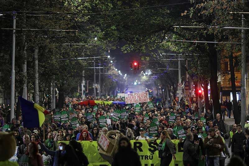 2019-11-03T222646Z_3_LYNXMPEFA20FX_RTROPTP_4_ROMANIA-PROTESTS-LOGGING.JPG