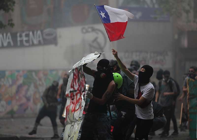 2019-11-11T231211Z_1_LYNXMPEFAA1XJ_RTROPTP_4_CHILE-PROTESTS.JPG