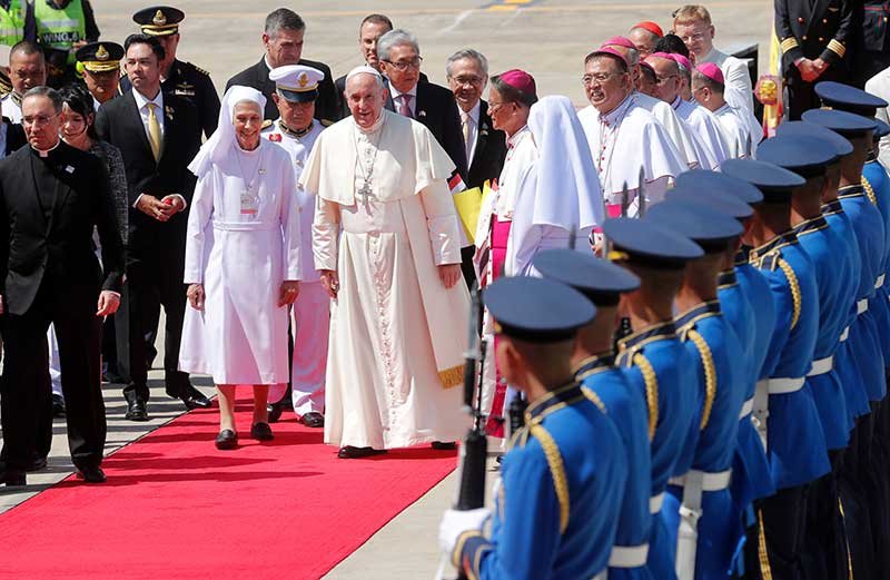 2019-11-20T052909Z_1_LYNXMPEFAJ0D1_RTROPTP_4_POPE-THAILAND-ARRIVAL-(1).jpg