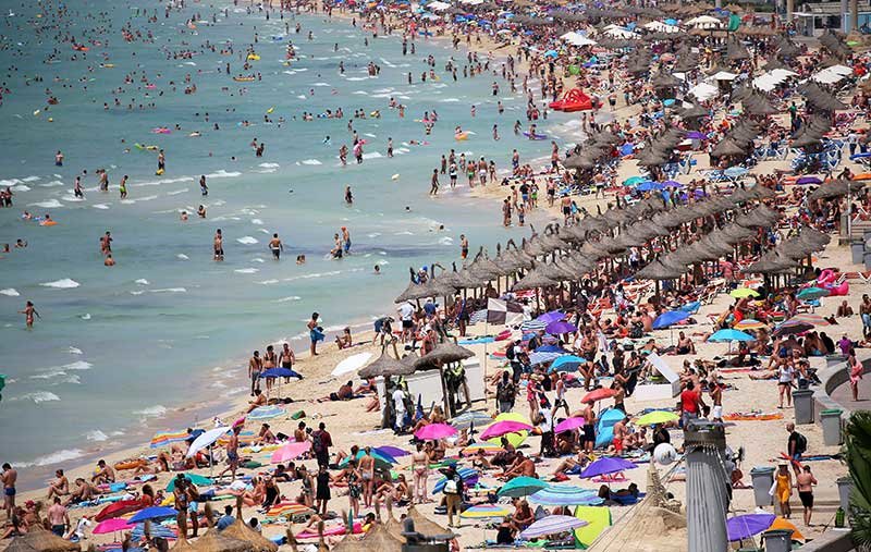 2019-11-20T154928Z_1_LYNXMPEFAJ1LF_RTROPTP_4_SPAIN-ECONOMY-TOURISM.JPG