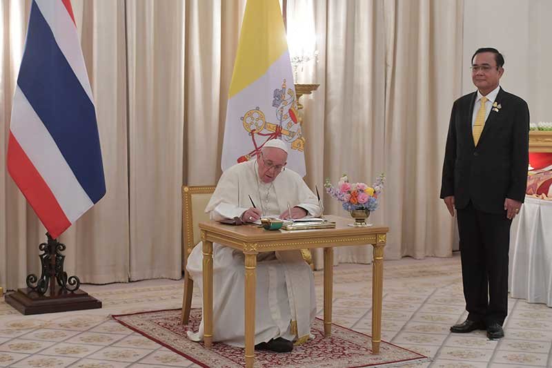 2019-11-21T033642Z_1_LYNXMPEFAK08H_RTROPTP_4_POPE-THAILAND.JPG