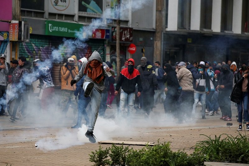2019-11-23T022335Z_1_LYNXMPEFAM01T_RTROPTP_4_COLOMBIA-STRIKE.JPG