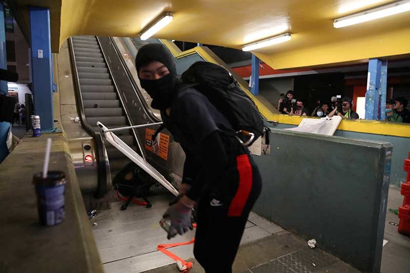 2019-11-25T163850Z_1_LYNXMPEFAO1NO_RTROPTP_4_HONGKONG-PROTESTS-ELECTION.JPG