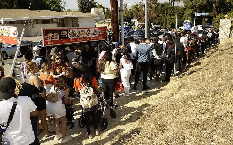20692640-7656833-Shop_til_you_drop_Dozens_of_Chris_Brown_fans_were_seen_lined_up_-a-9_1573079678507.jpg
