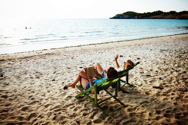 beach-beach-chair-daylight-556961.jpg