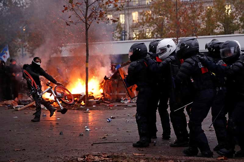 2019-12-05T172130Z_1_LYNXMPEFB41J1_RTROPTP_4_FRANCE-PROTESTS-PENSIONS.JPG