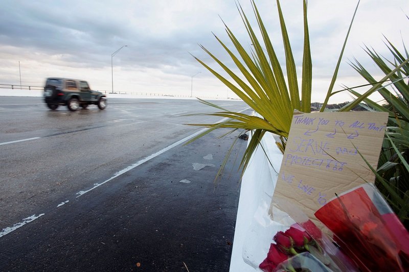 2019-12-07T213819Z_1_LYNXMPEFB60JJ_RTROPTP_4_FLORIDA-SHOOTING.JPG
