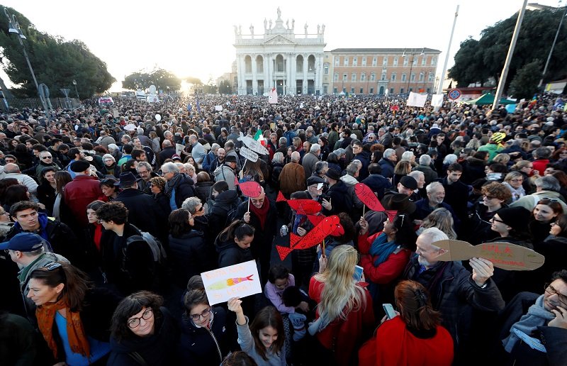 2019-12-14T180137Z_1_LYNXMPEFBD0DS_RTROPTP_4_ITALY-POLITICS-SARDINES.JPG