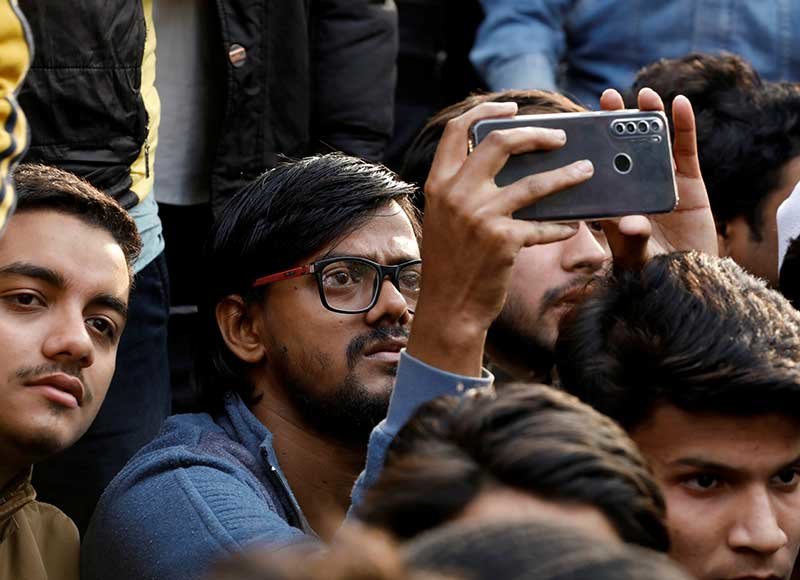 2019-12-18T174113Z_1_LYNXMPEFBH1JH_RTROPTP_4_INDIA-CITIZENSHIP-PROTESTS-SOCIALMEDIA.JPG