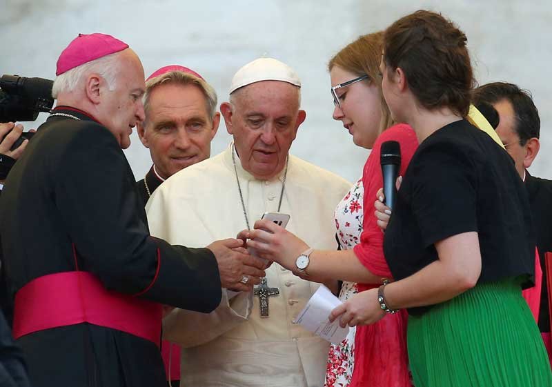 2019-12-29T160404Z_2_LYNXMPEFBS0DA_RTROPTP_4_POPE-FAMILIES-PHONES.JPG