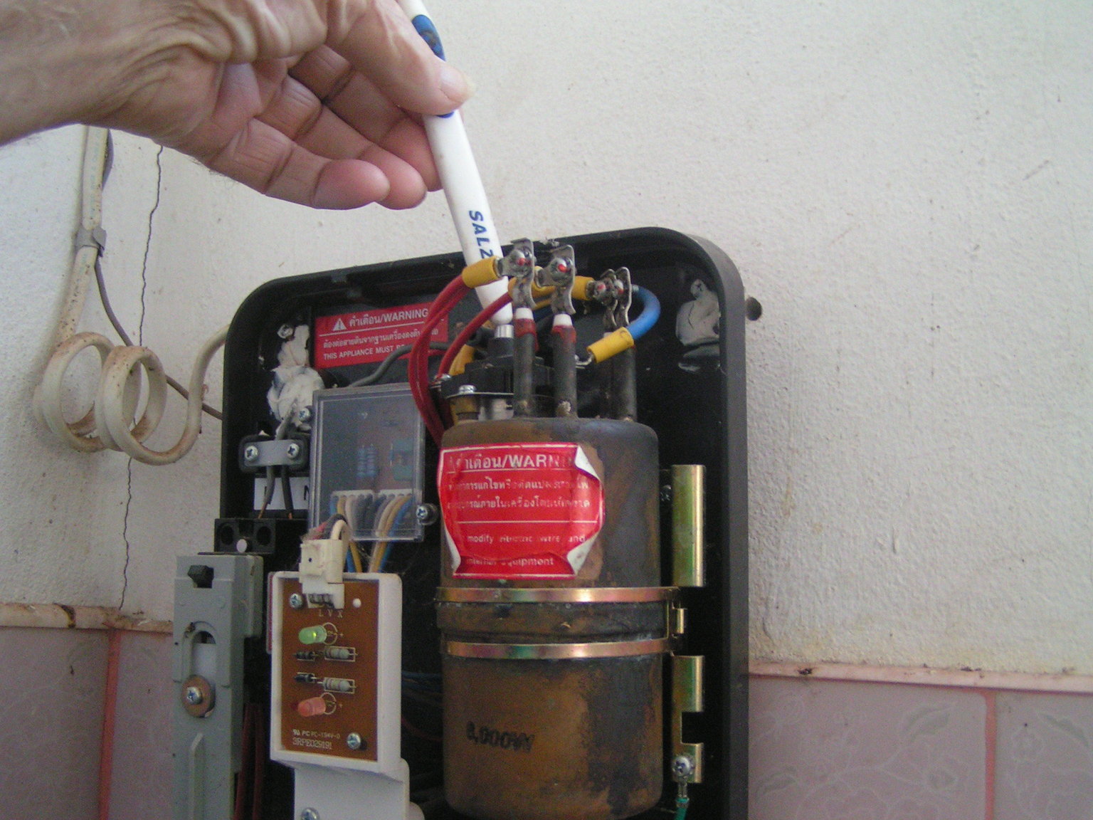 395782230_waterheater01.thumb.JPG.e1818fade24c7a9bcc33189759dd84eb.JPG