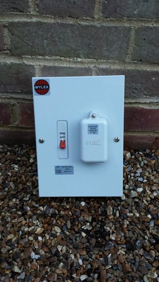 60AmpIsolationSwitch.jpg.8ed42bd27a22735e509ed07367a03e04.jpg