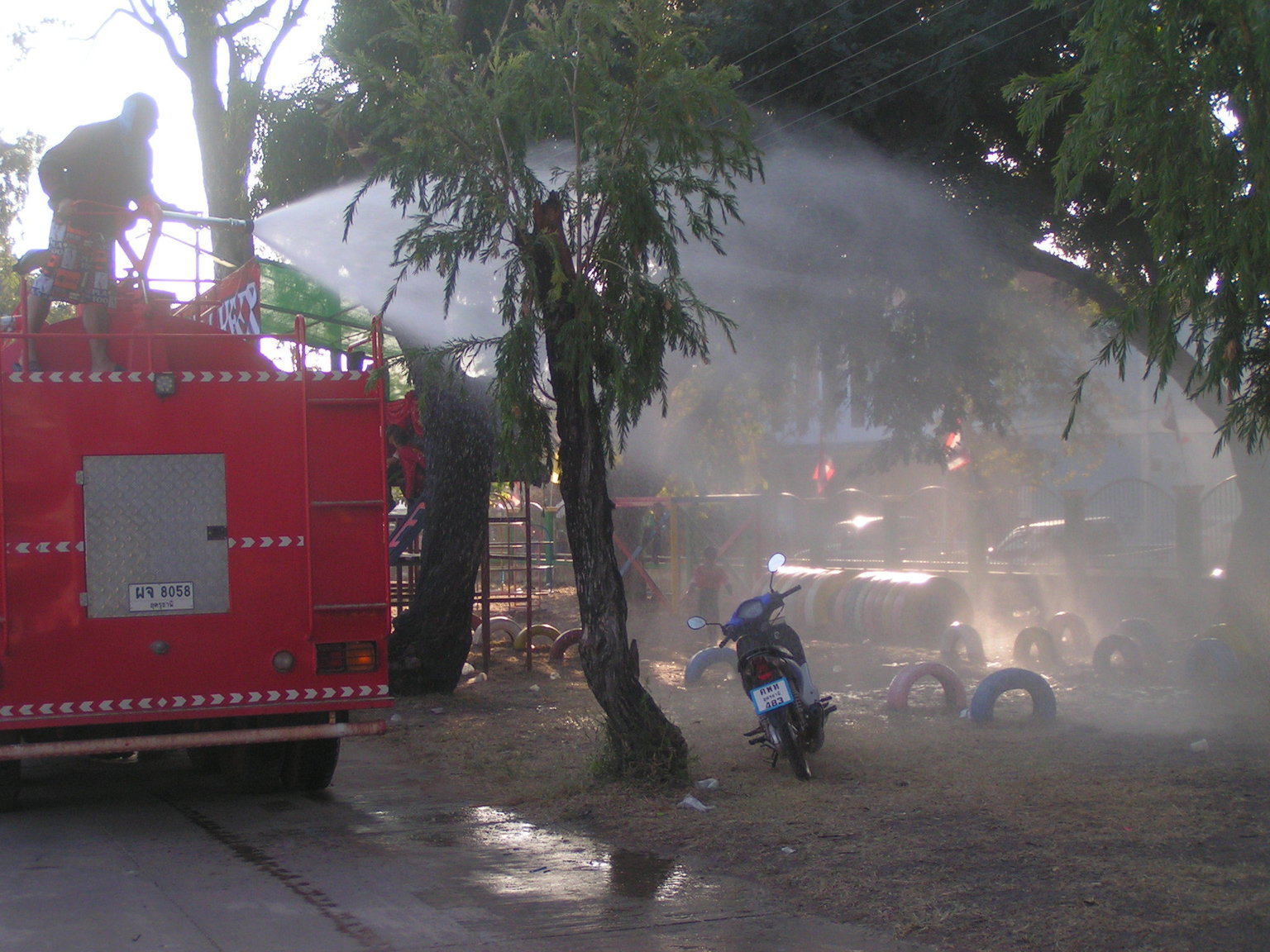 896058376_firetruck(2).thumb.JPG.6747c385e73600d534882e00f69804f5.JPG