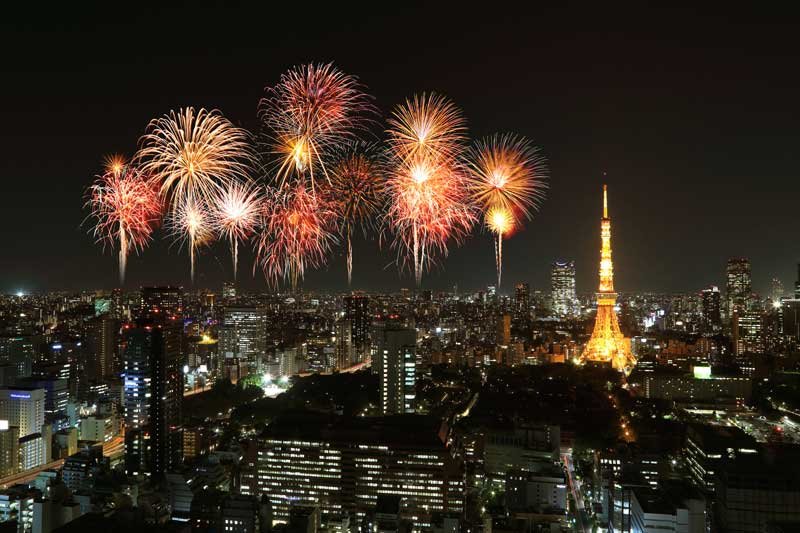 Fireworks-over-Tokyo,-Japan.-Photo-by-Geargodz_m.jpg