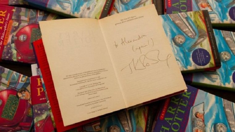 _110074707_booksignedbyjkrowling-othermarkcavotoharrypotterbooksupforauction-creditemmaerringtonhansons-2.jpg