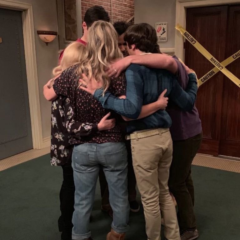 big-bang-theory-cast-farewell-1556671309.jpg