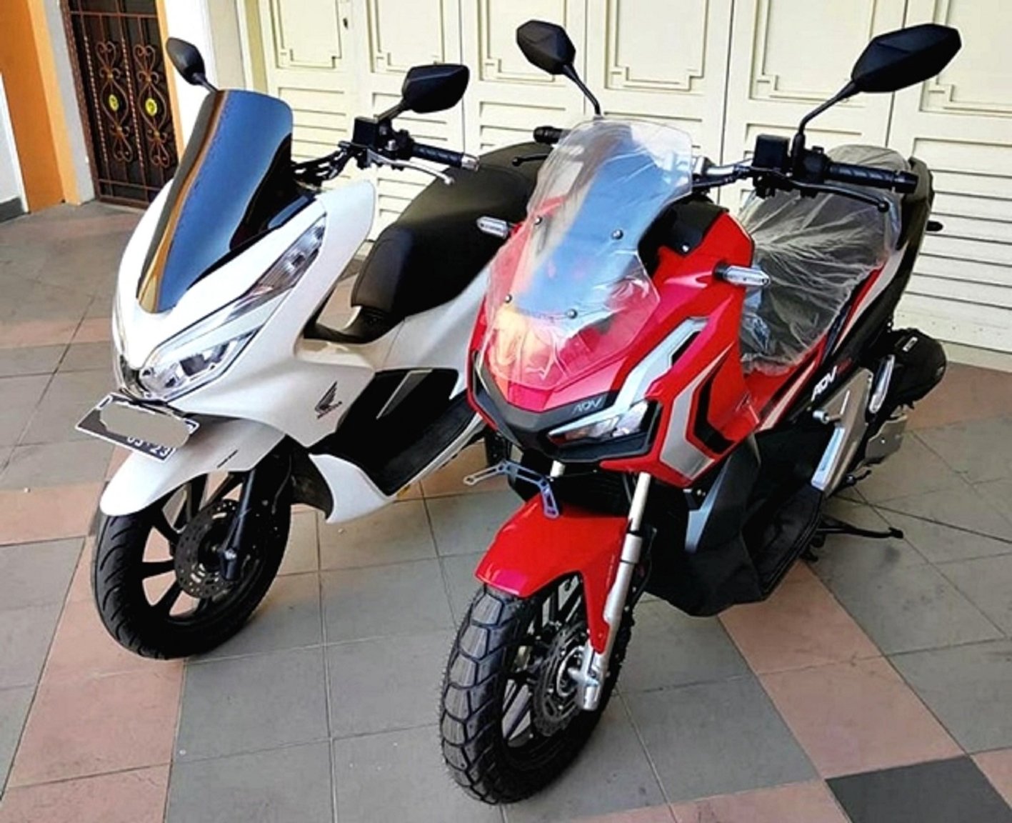 honda-adv-vs-pcx.jpg