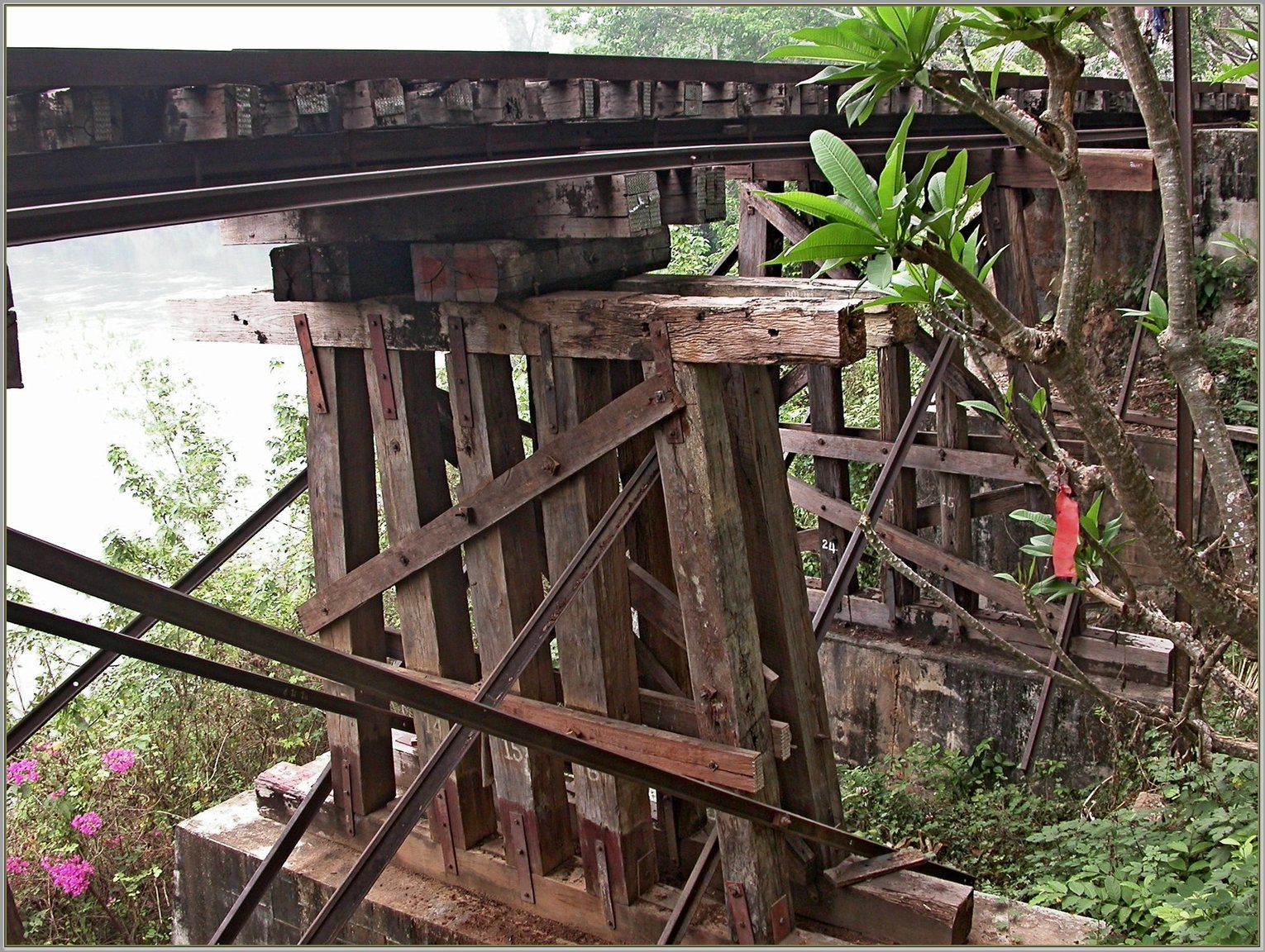 1242460625_DSCN2634_Death_railway(Copy).thumb.JPG.a28dff98d8a2a466cf96e84dc6b78804.JPG