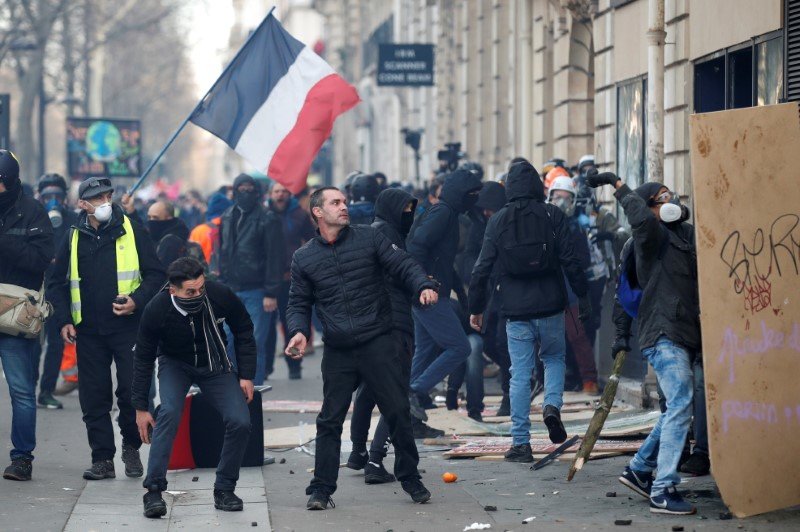 2020-01-11T201343Z_1_LYNXMPEG0A0OZ_RTROPTP_3_FRANCE-PROTESTS-PENSIONS.JPG