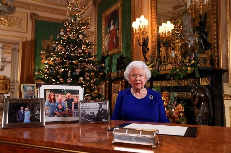 2020-01-12T002818Z_1_LYNXMPEG0B009_RTROPTP_3_BRITAIN-ROYALS-QUEEN.JPG
