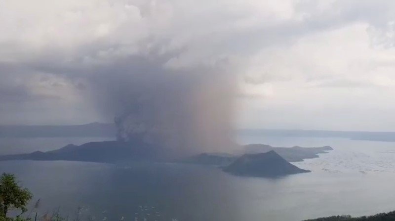 2020-01-12T183706Z_2_LYNXMPEG0B08V_RTROPTP_3_PHILIPPINES-VOLCANO-TAAL.JPG