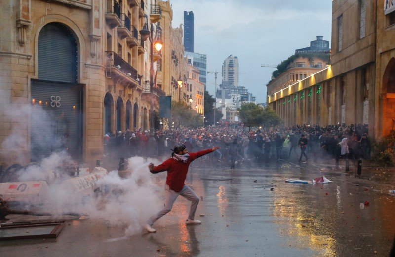 2020-01-18T220648Z_1_LYNXMPEG0H0LD_RTROPTP_3_LEBANON-CRISIS-PROTESTS.JPG