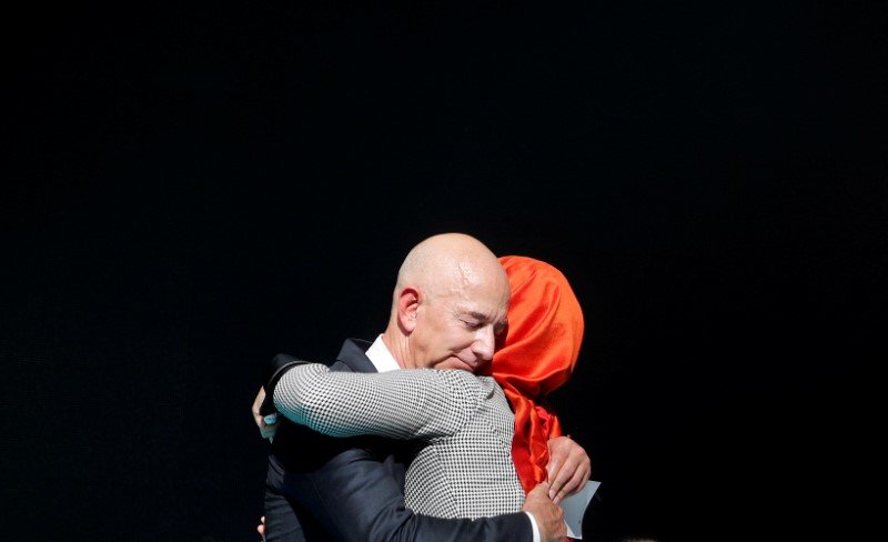 2020-01-22T154403Z_1_LYNXMPEG0L1Q5_RTROPTP_3_PEOPLE-BEZOS-SAUDI.JPG