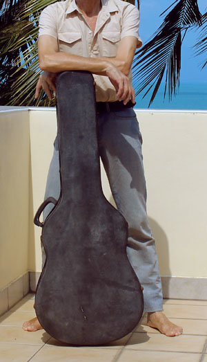 wIMG_9234_Guitar-case_head-cut-w300.jpg.67c713992e1bab5953a7a633a824201d.jpg