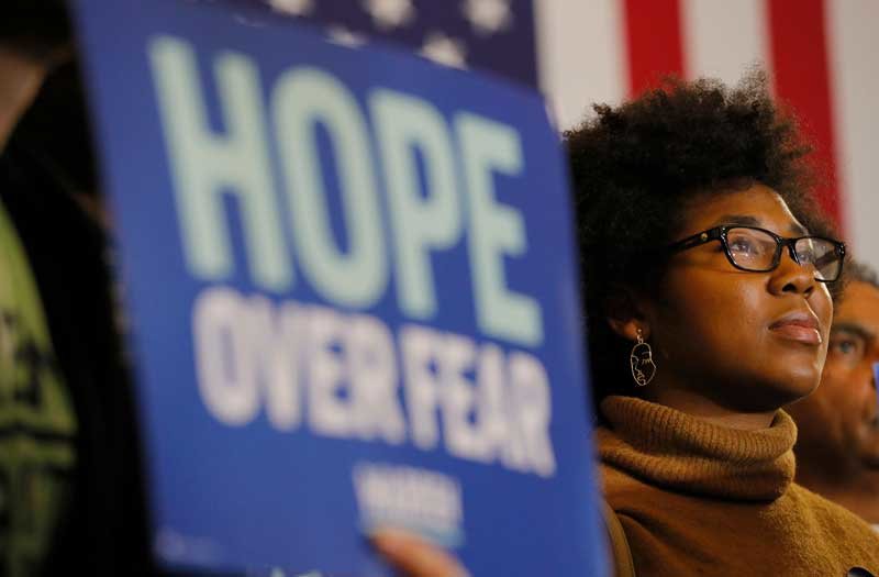 2020-02-04T151609Z_2_LYNXMPEG130GH_RTROPTP_4_USA-ELECTION-WARREN.JPG